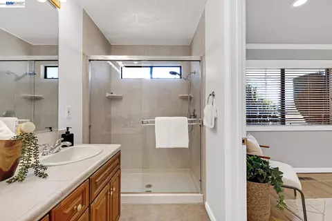 Bath - 1803 Wayne Ave, San Leandro, CA 94577 photo 1 of 3