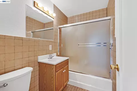 Bath - 1803 Wayne Ave, San Leandro, CA 94577 photo 3 of 3