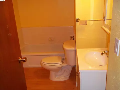 Bath - 290 Plum St, Vacaville, CA 95688 photo 1 of 1