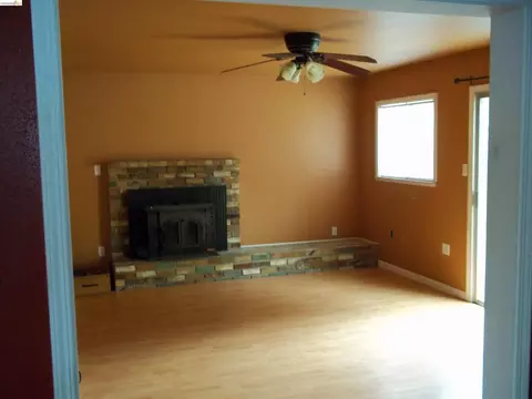 Living - 290 Plum St, Vacaville, CA 95688 photo 1 of 2