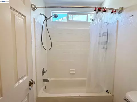 Bath - 13900 Pinecrest St, Lathrop, CA 95330 photo 2 of 4