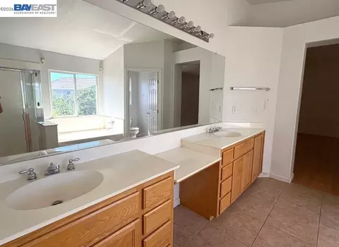 Bath - 13900 Pinecrest St, Lathrop, CA 95330 photo 3 of 4