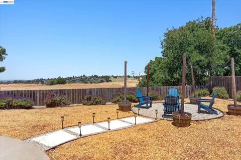 Exterior - 295 Iris Rd, Hercules, CA 94547 photo 7 of 10