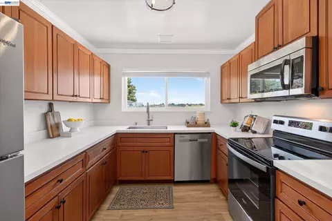 Kitchen - 295 Iris Rd, Hercules, CA 94547 photo 1 of 3