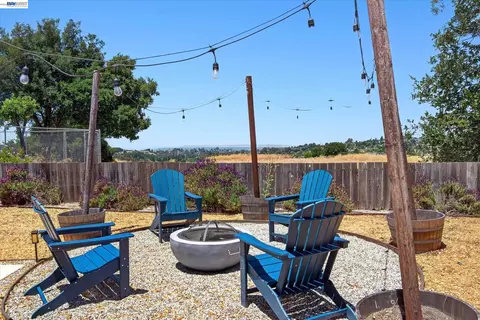 Exterior - 295 Iris Rd, Hercules, CA 94547 photo 6 of 10