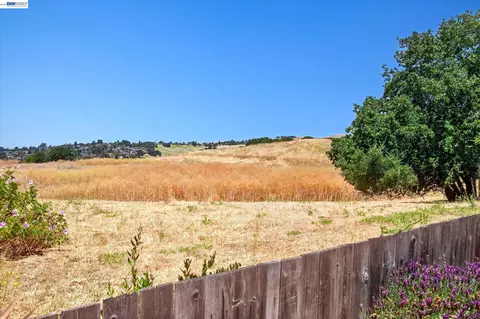 Exterior - 295 Iris Rd, Hercules, CA 94547 photo 10 of 10