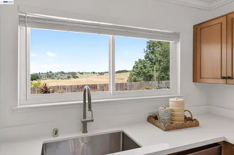 Kitchen - 295 Iris Rd, Hercules, CA 94547 photo 2 of 3