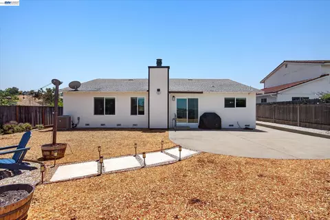 Exterior - 295 Iris Rd, Hercules, CA 94547 photo 4 of 10