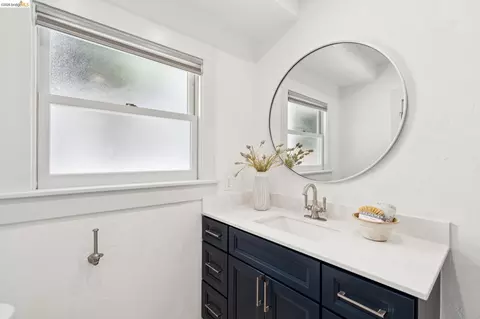 Bath - 984 Regal Rd, Berkeley, CA 94708 photo 2 of 3