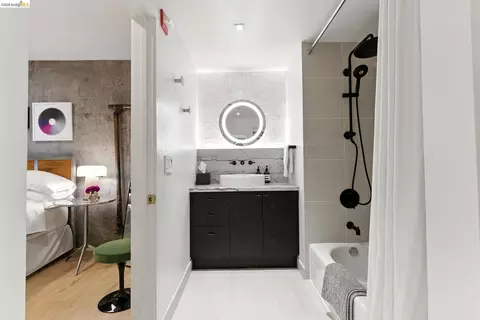 Bath - 311 Oak St #102, Oakland, CA 94607 photo 1 of 2