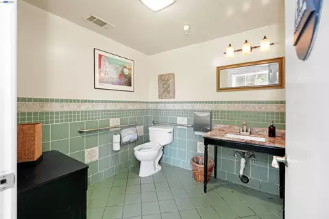 Bath - 742 B St, Hayward, CA 94541 photo 4 of 4