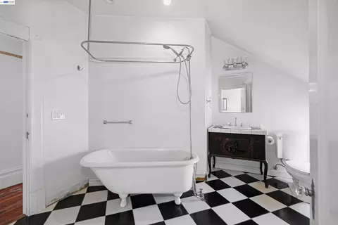 Bath - 742 B St, Hayward, CA 94541 photo 2 of 4