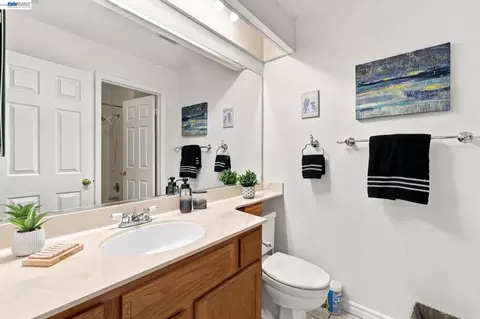 Bath - 1520 Deer Run Ln, Tracy, CA 95376 photo 1 of 4