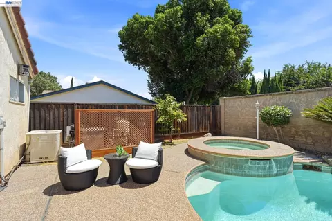 Exterior - 1520 Deer Run Ln, Tracy, CA 95376 photo 6 of 8