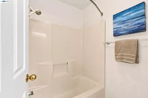 Bath - 1520 Deer Run Ln, Tracy, CA 95376 photo 2 of 4
