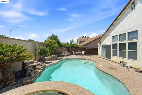 Exterior - 1520 Deer Run Ln, Tracy, CA 95376 photo 7 of 8