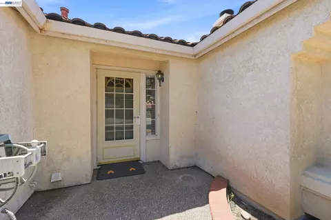 Entry Way - 1520 Deer Run Ln, Tracy, CA 95376 photo 1 of 2