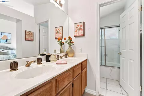 Bath - 1520 Deer Run Ln, Tracy, CA 95376 photo 3 of 4