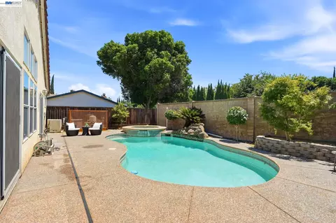 Exterior - 1520 Deer Run Ln, Tracy, CA 95376 photo 5 of 8