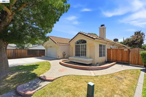 Exterior - 1520 Deer Run Ln, Tracy, CA 95376 photo 3 of 8