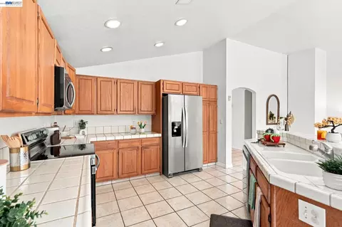 Kitchen - 1520 Deer Run Ln, Tracy, CA 95376 photo 2 of 4