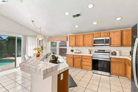 Kitchen - 1520 Deer Run Ln, Tracy, CA 95376 photo 4 of 4