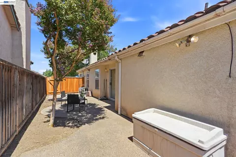 Exterior - 1520 Deer Run Ln, Tracy, CA 95376 photo 4 of 8