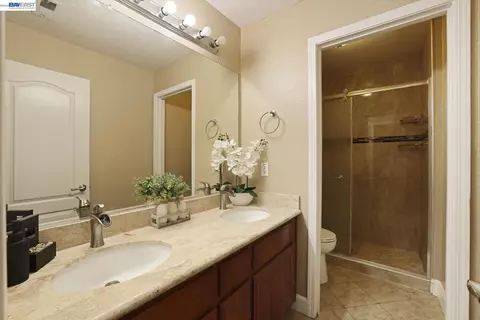 Bath - 1762 Ashtree Ct, Tracy, CA 95376 photo 4 of 6