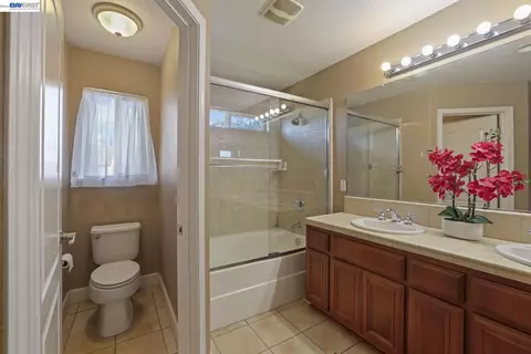 Bath - 1762 Ashtree Ct, Tracy, CA 95376 photo 6 of 6