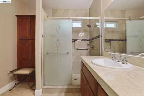 Bath - 1762 Ashtree Ct, Tracy, CA 95376 photo 3 of 6