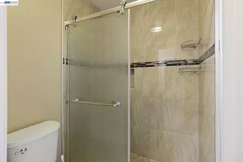Bath - 1762 Ashtree Ct, Tracy, CA 95376 photo 5 of 6