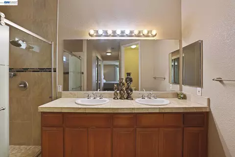 Bath - 1762 Ashtree Ct, Tracy, CA 95376 photo 2 of 6