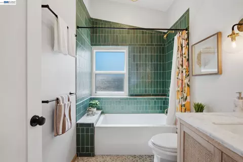 Bath - 2603 Benvenue Ave #3, Berkeley, CA 94704 photo 1 of 2