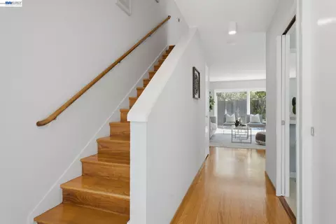 Entry Way - 2603 Benvenue Ave #3, Berkeley, CA 94704 photo 1 of 2