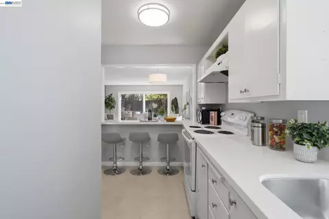 Kitchen - 2603 Benvenue Ave #3, Berkeley, CA 94704 photo 2 of 3