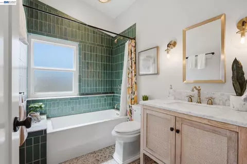 Bath - 2603 Benvenue Ave #3, Berkeley, CA 94704 photo 2 of 2