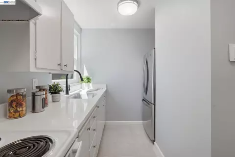Kitchen - 2603 Benvenue Ave #3, Berkeley, CA 94704 photo 3 of 3