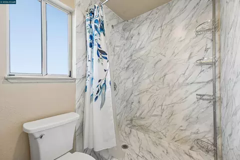 Bath - 1007 Valley Oak Way, Fairfield, CA 94533 photo 1 of 4