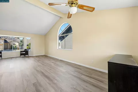 Living - 1007 Valley Oak Way, Fairfield, CA 94533 photo 7 of 15