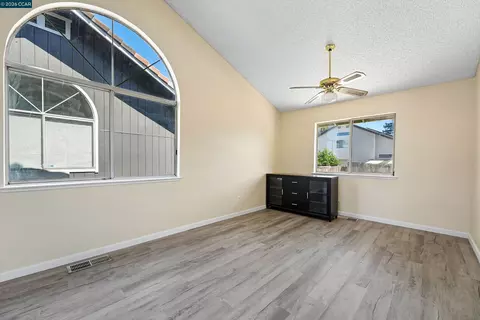 Living - 1007 Valley Oak Way, Fairfield, CA 94533 photo 6 of 15
