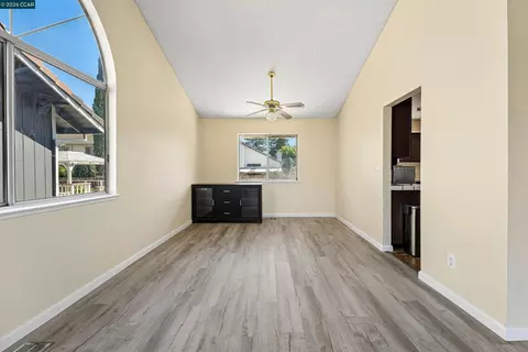 Living - 1007 Valley Oak Way, Fairfield, CA 94533 photo 9 of 15