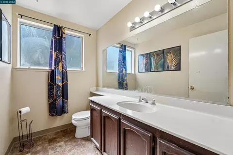 Bath - 1007 Valley Oak Way, Fairfield, CA 94533 photo 4 of 4