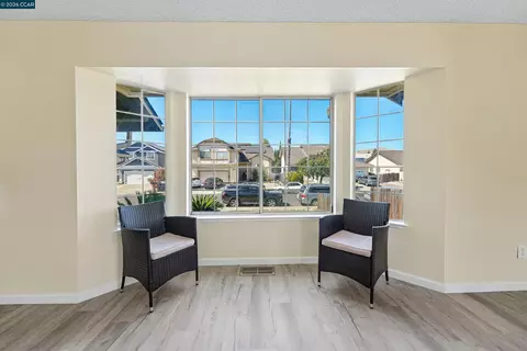 Living - 1007 Valley Oak Way, Fairfield, CA 94533 photo 1 of 15