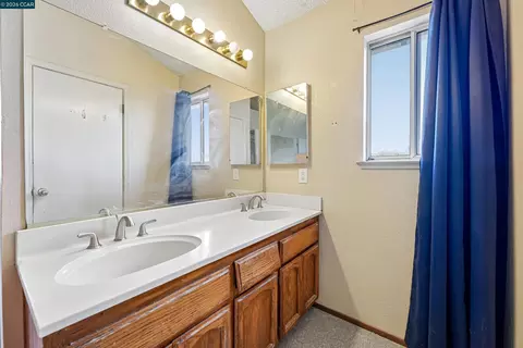 Bath - 1007 Valley Oak Way, Fairfield, CA 94533 photo 2 of 4