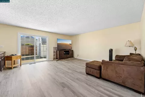 Living - 1007 Valley Oak Way, Fairfield, CA 94533 photo 11 of 15