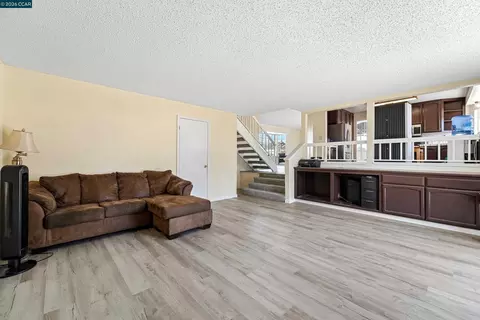 Living - 1007 Valley Oak Way, Fairfield, CA 94533 photo 13 of 15