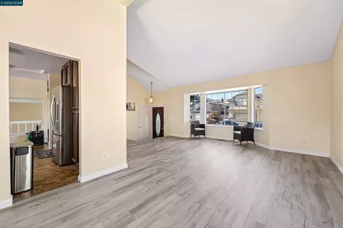 Living - 1007 Valley Oak Way, Fairfield, CA 94533 photo 4 of 15