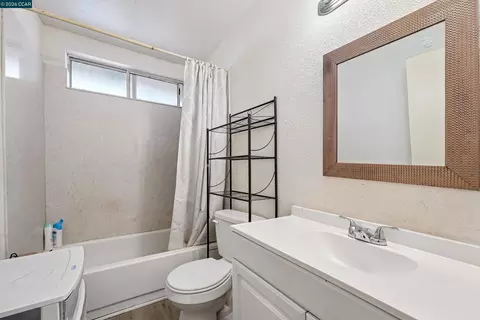Bath - 1007 Valley Oak Way, Fairfield, CA 94533 photo 3 of 4