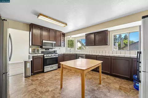 Kitchen - 1007 Valley Oak Way, Fairfield, CA 94533 photo 2 of 3