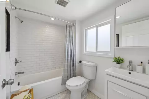 Bath - 344 Peralta St, Oakland, CA 94607 photo 1 of 3